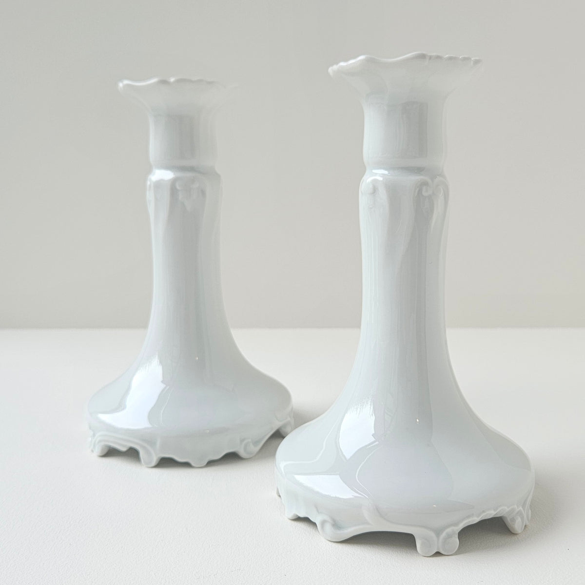 Paire de bougeoirs en porcelaine – Manufacture non identifiée – Limoges, v. 1950-1970
