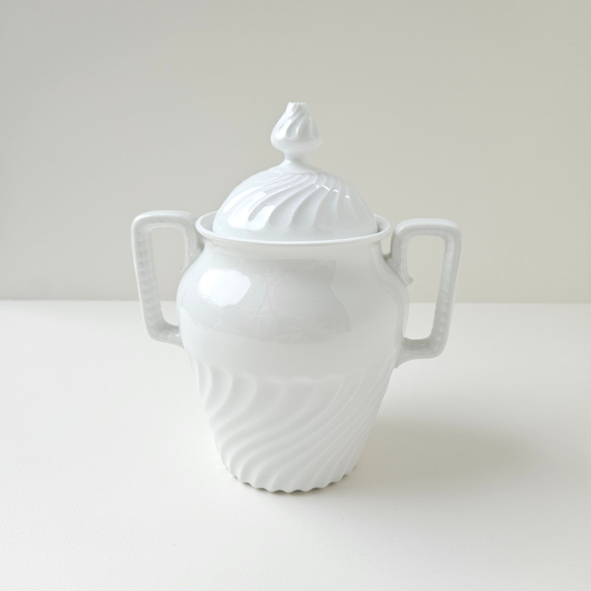 Grand pot couvert en porcelaine blanche émaillée – Limoges, 2e moitié du XXᵉ s.