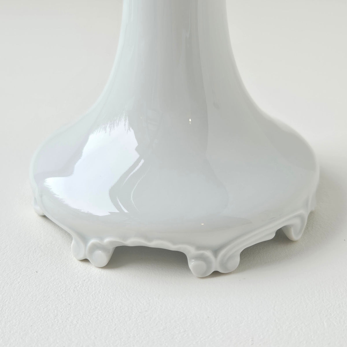 Paire de bougeoirs en porcelaine – Manufacture non identifiée – Limoges, v. 1950-1970