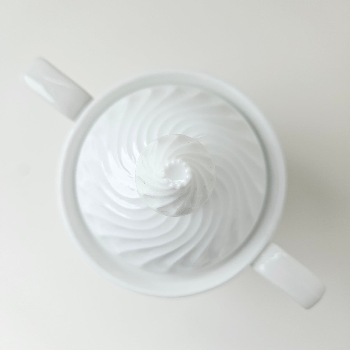 Grand pot couvert en porcelaine blanche émaillée – Limoges, 2e moitié du XXᵉ s.
