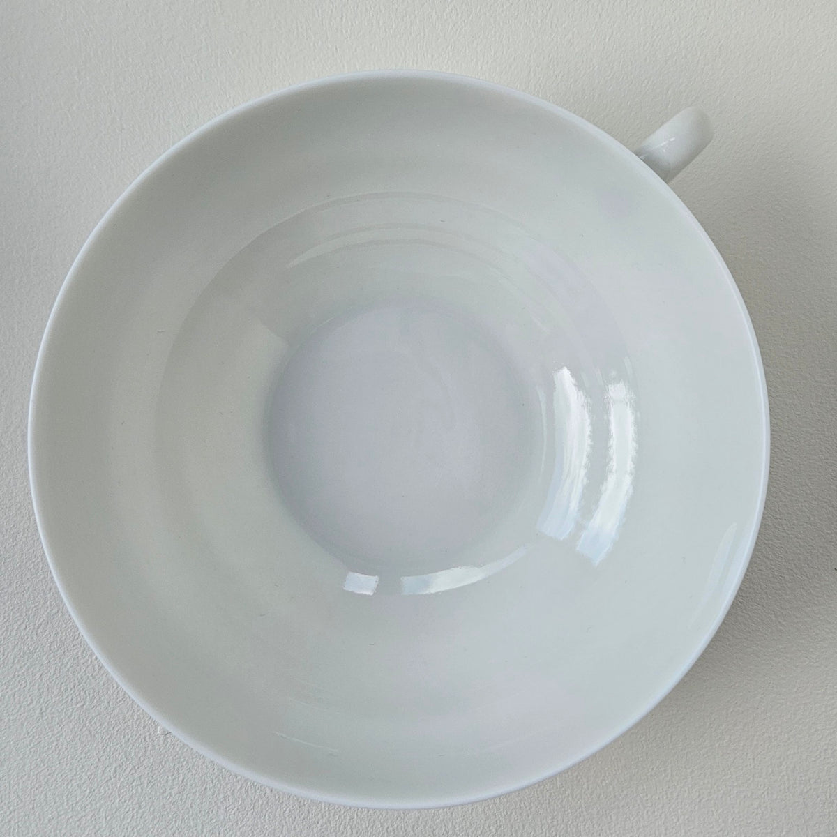 Ensemble de huit tasses à thé en porcelaine fine – Limoges, v. 1940-1950