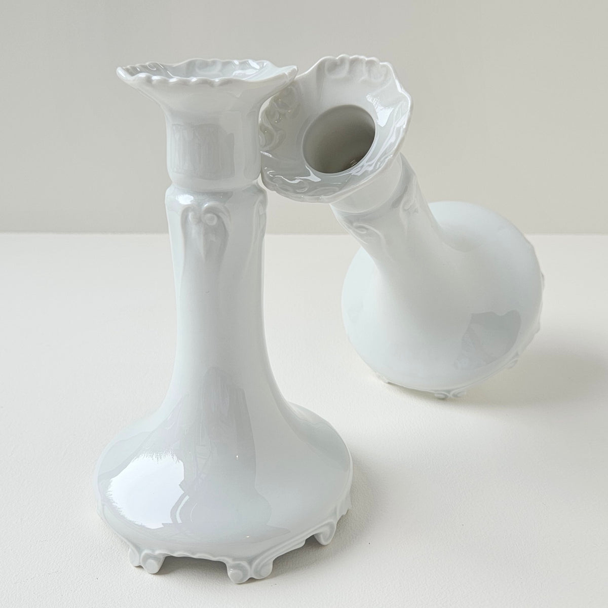 Paire de bougeoirs en porcelaine – Manufacture non identifiée – Limoges, v. 1950-1970