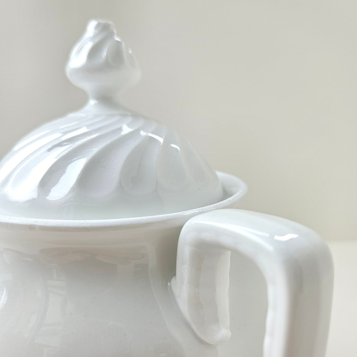 Grand pot couvert en porcelaine blanche émaillée – Limoges, 2e moitié du XXᵉ s.