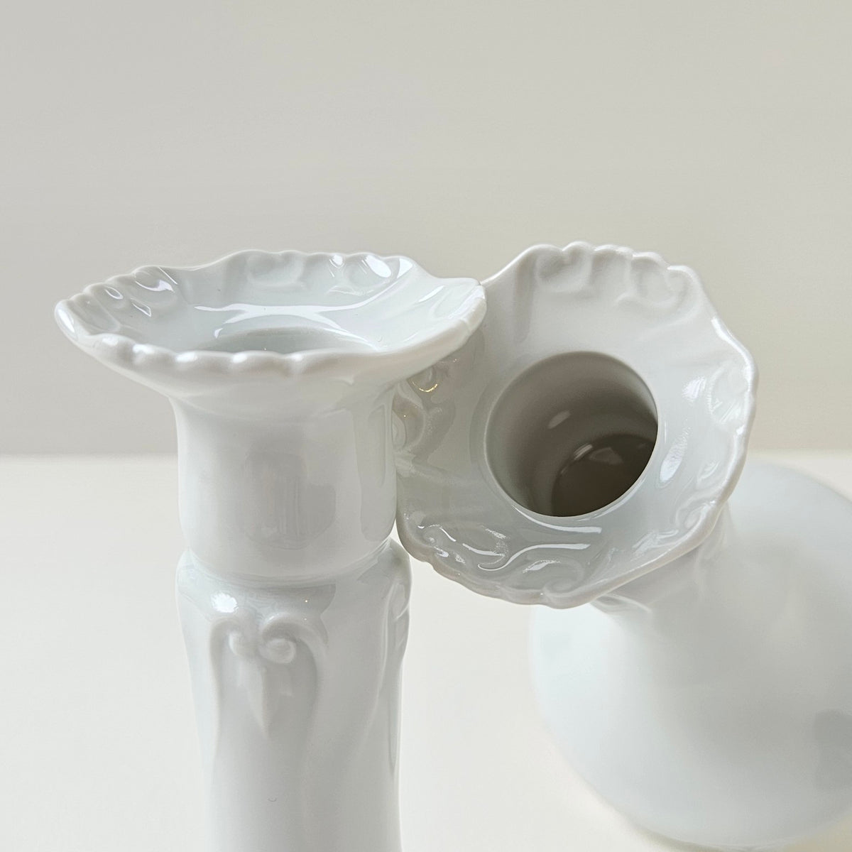 Paire de bougeoirs en porcelaine – Manufacture non identifiée – Limoges, v. 1950-1970