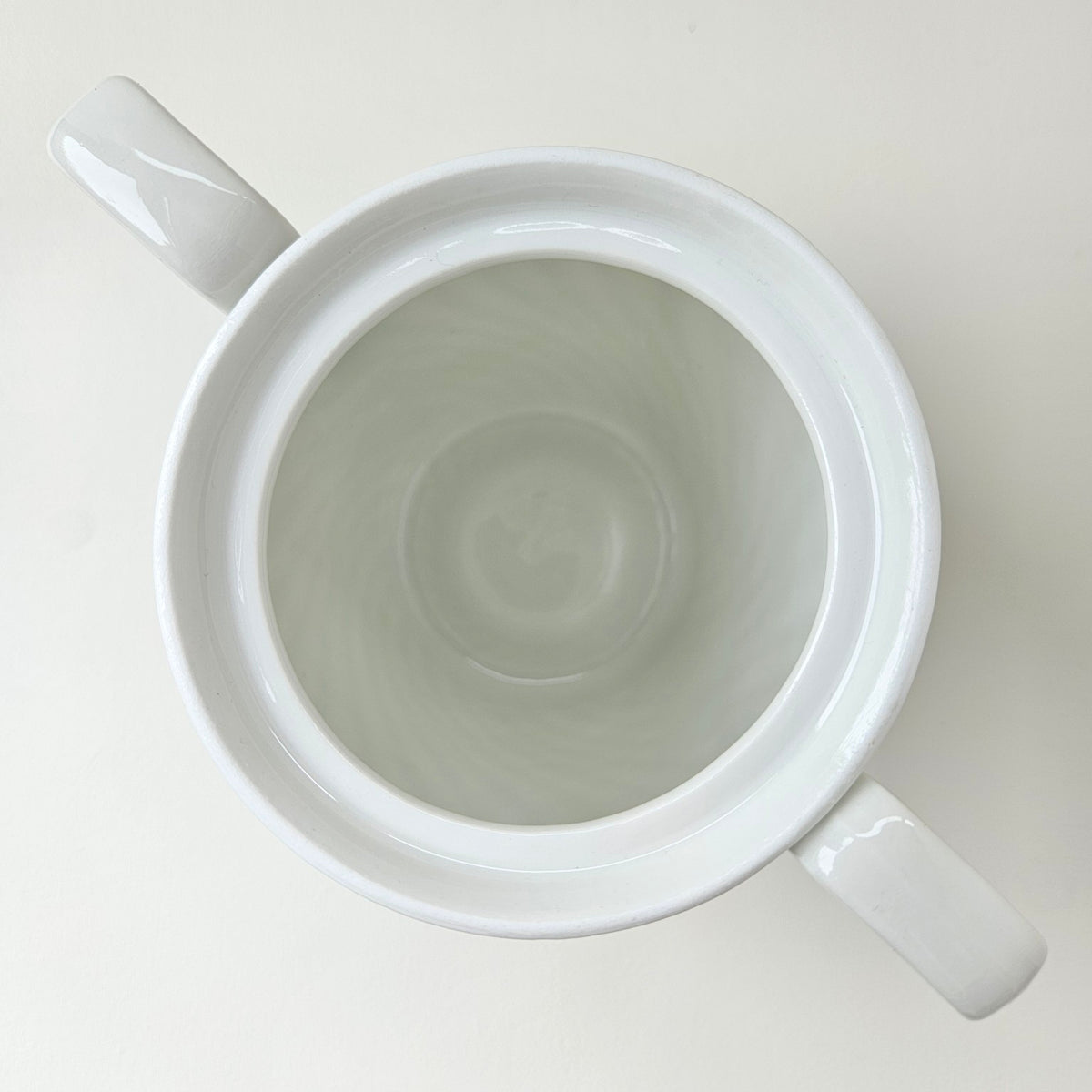Grand pot couvert en porcelaine blanche émaillée – Limoges, 2e moitié du XXᵉ s.