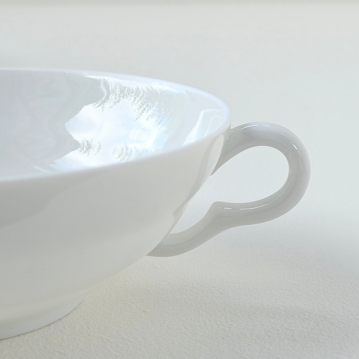 Ensemble de huit tasses à thé en porcelaine fine – Limoges, v. 1940-1950
