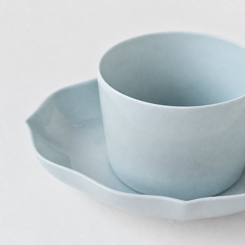 Tasse à thé et coupelle en porcelaine céladon – Meissen – Manufacture Raynaud – Limoges, fin du XXe s.