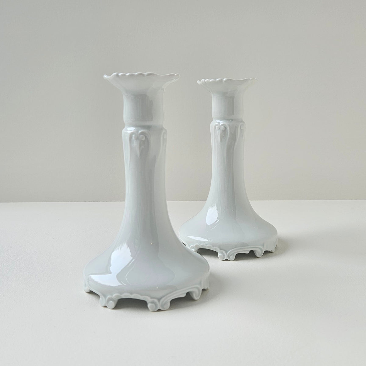 Paire de bougeoirs en porcelaine – Manufacture non identifiée – Limoges, v. 1950-1970