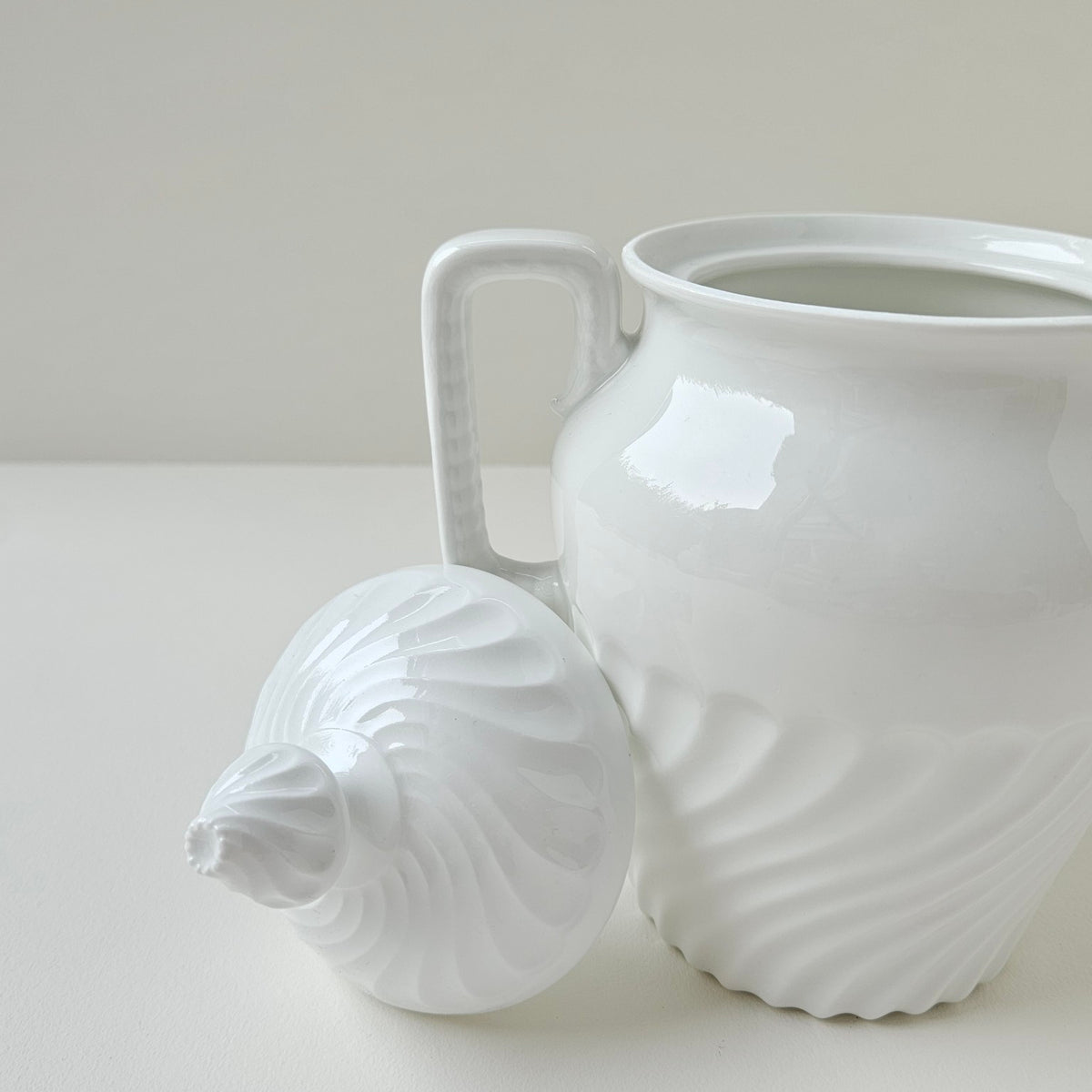 Grand pot couvert en porcelaine blanche émaillée – Limoges, 2e moitié du XXᵉ s.