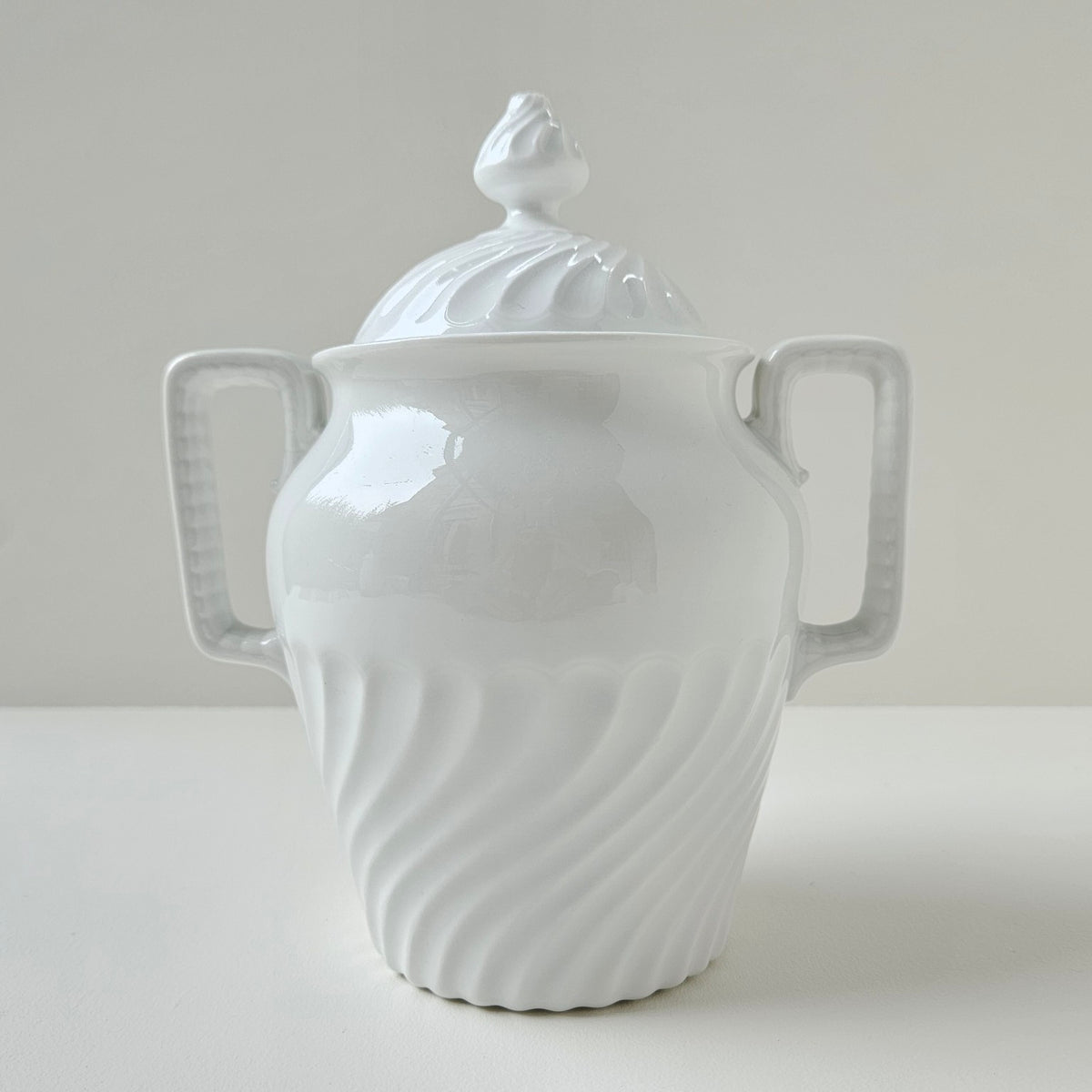 Grand pot couvert en porcelaine blanche émaillée – Limoges, 2e moitié du XXᵉ s.