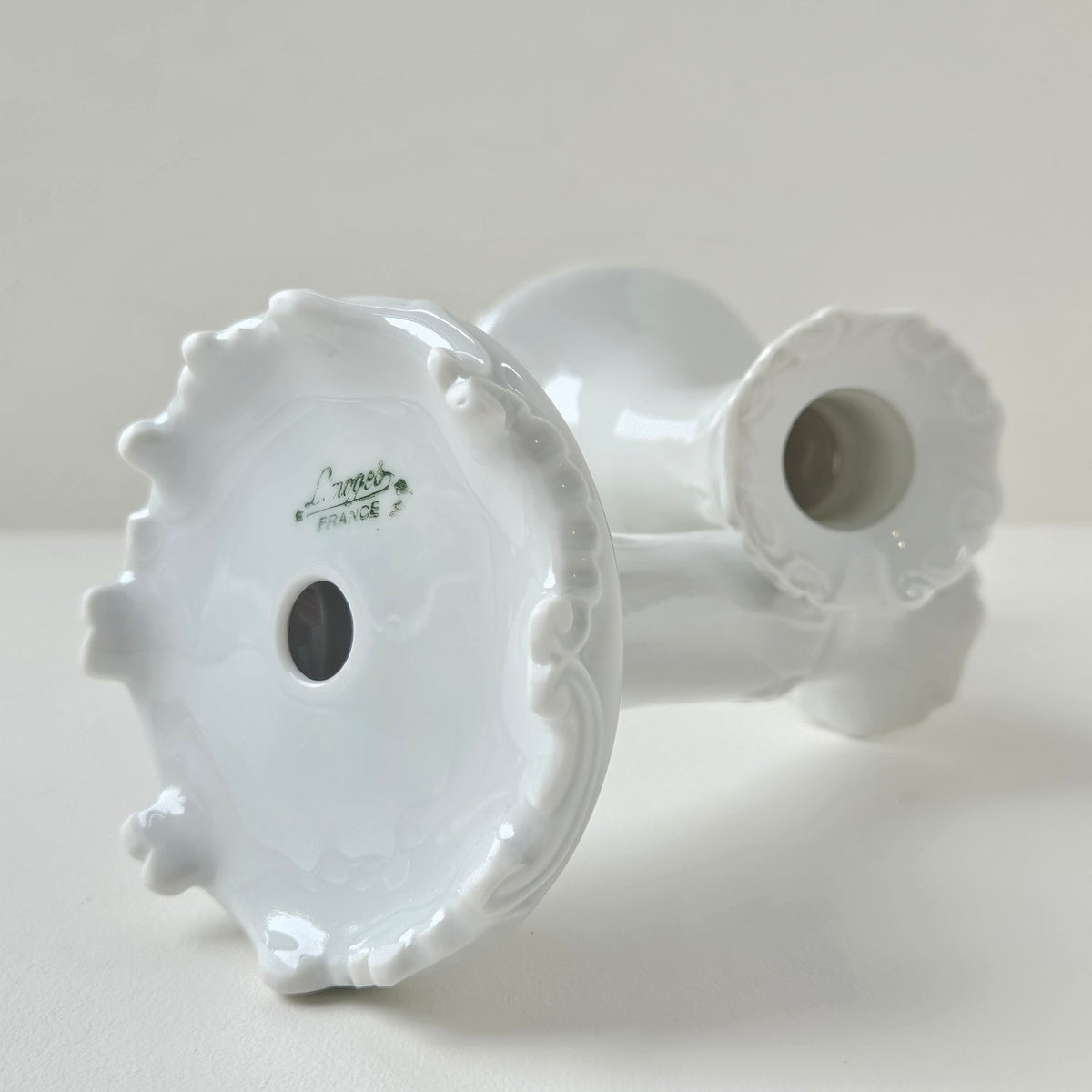 Paire de bougeoirs en porcelaine – Manufacture non identifiée – Limoges, v. 1950-1970