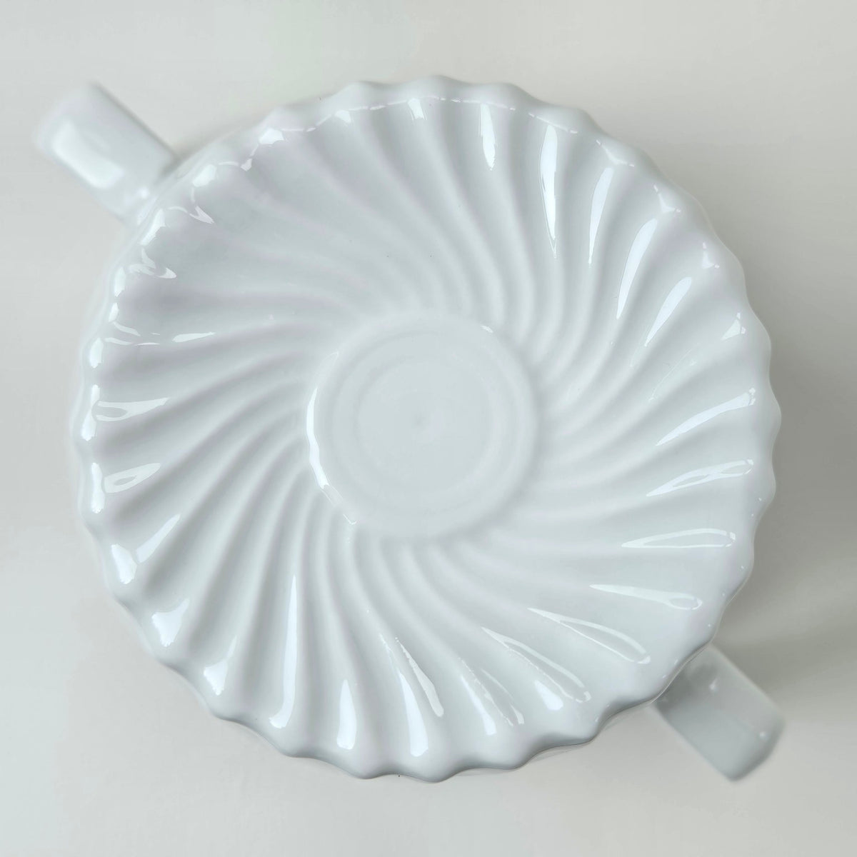 Grand pot couvert en porcelaine blanche émaillée – Limoges, 2e moitié du XXᵉ s.