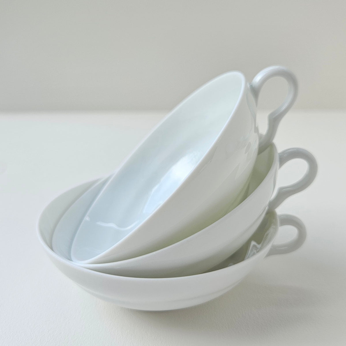 Ensemble de huit tasses à thé en porcelaine fine – Limoges, v. 1940-1950