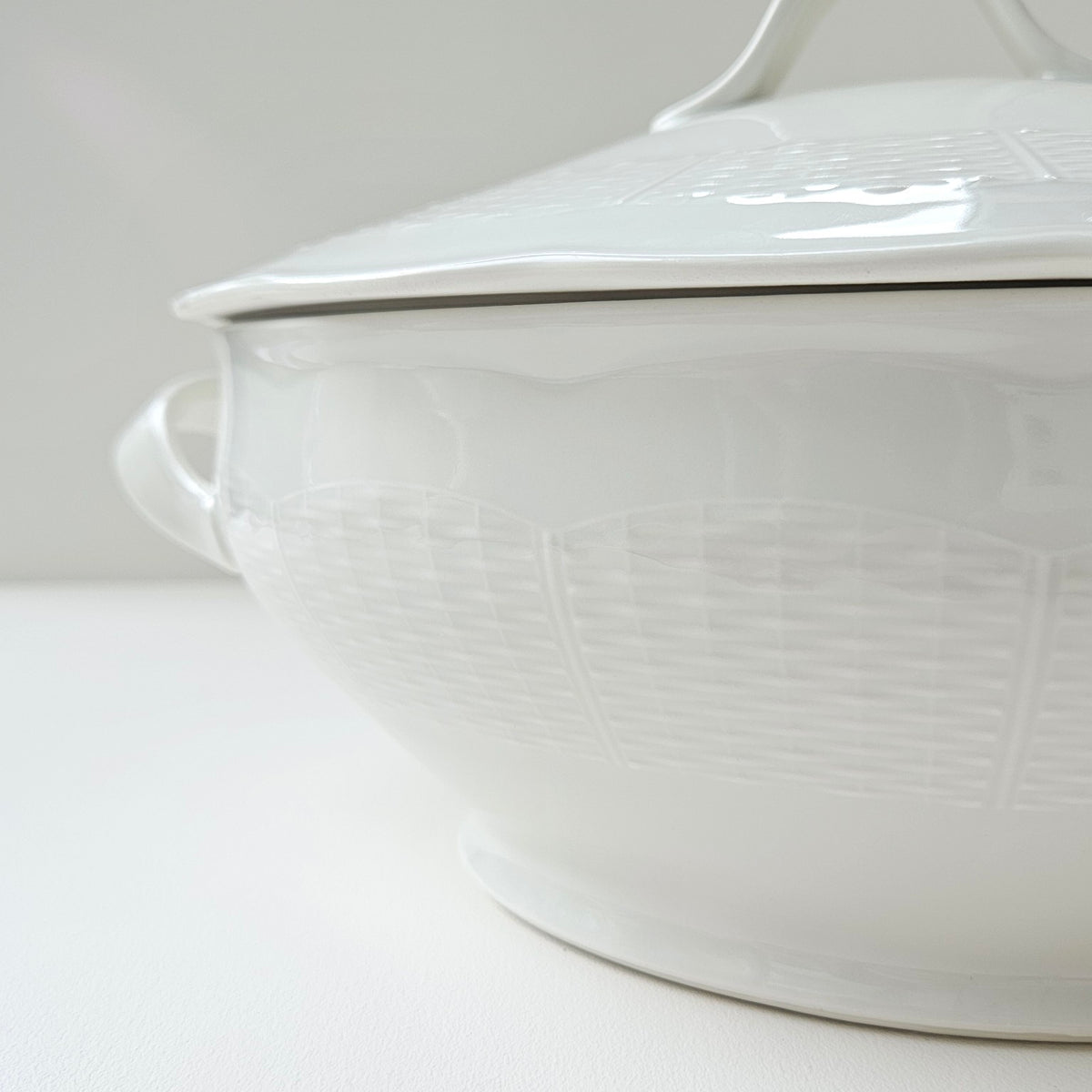 Soupière ovale en porcelaine ivoire – Manufacture Théodore Haviland – Limoges, v. 1920