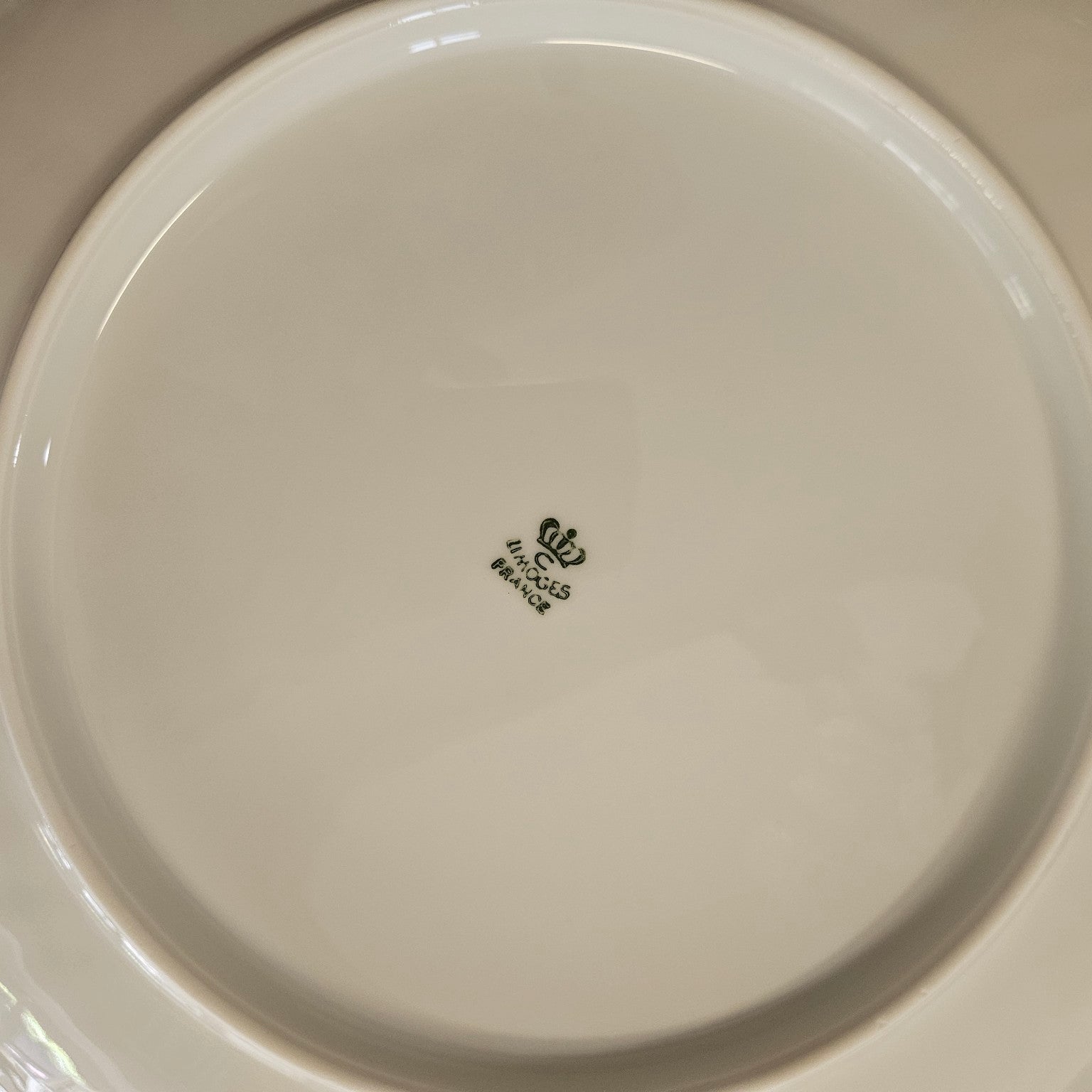 Suite de huit assiettes plates – Chastagner
