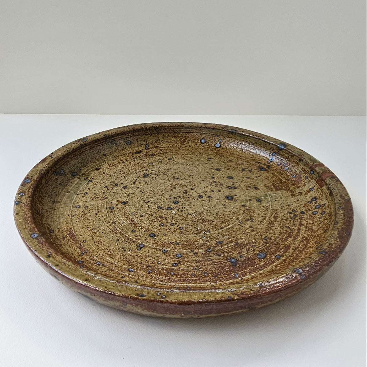 Grand plat en grès émaillé – France, v. 1970