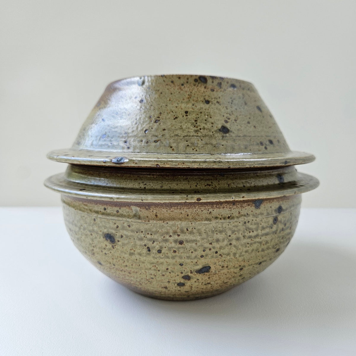 Pot couvert en grès émaillé – France, v. 1970
