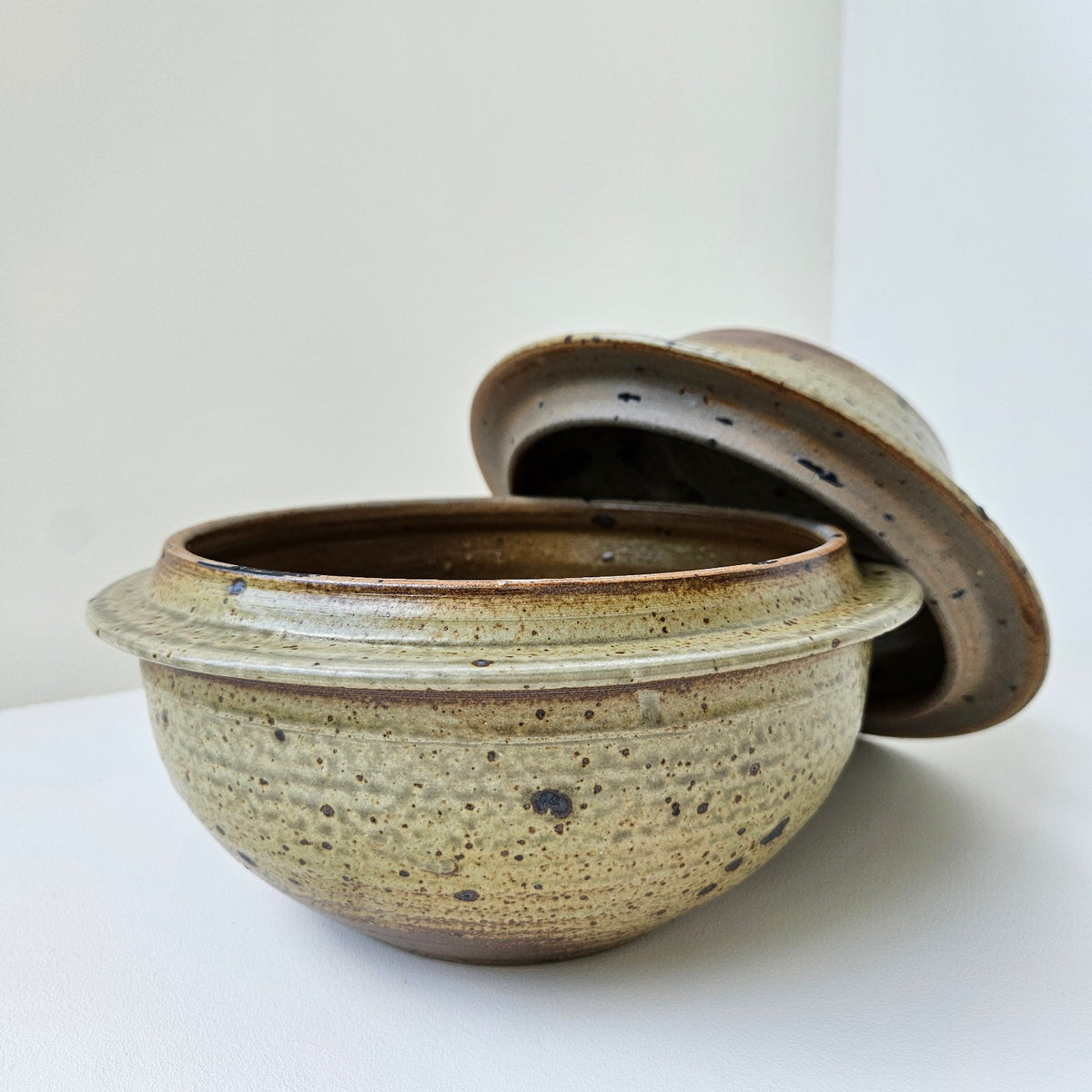 Pot couvert en grès émaillé – France, v. 1970
