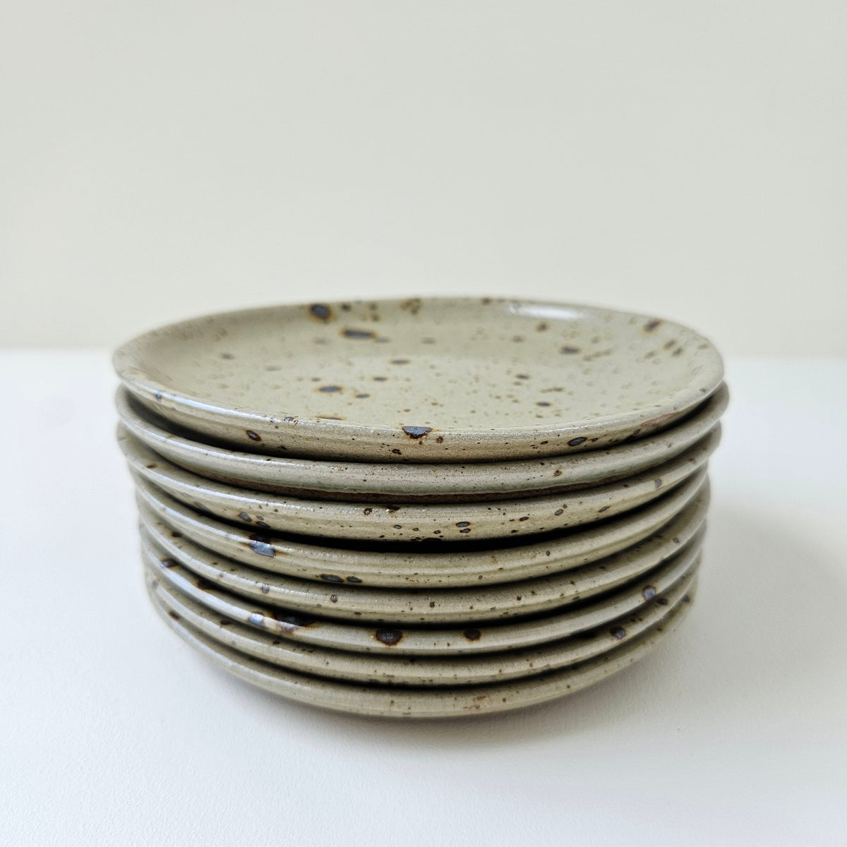 Ensemble de 8 petites assiettes en grès – Saint-Amand-en-Puysaye, fin du XXe s.