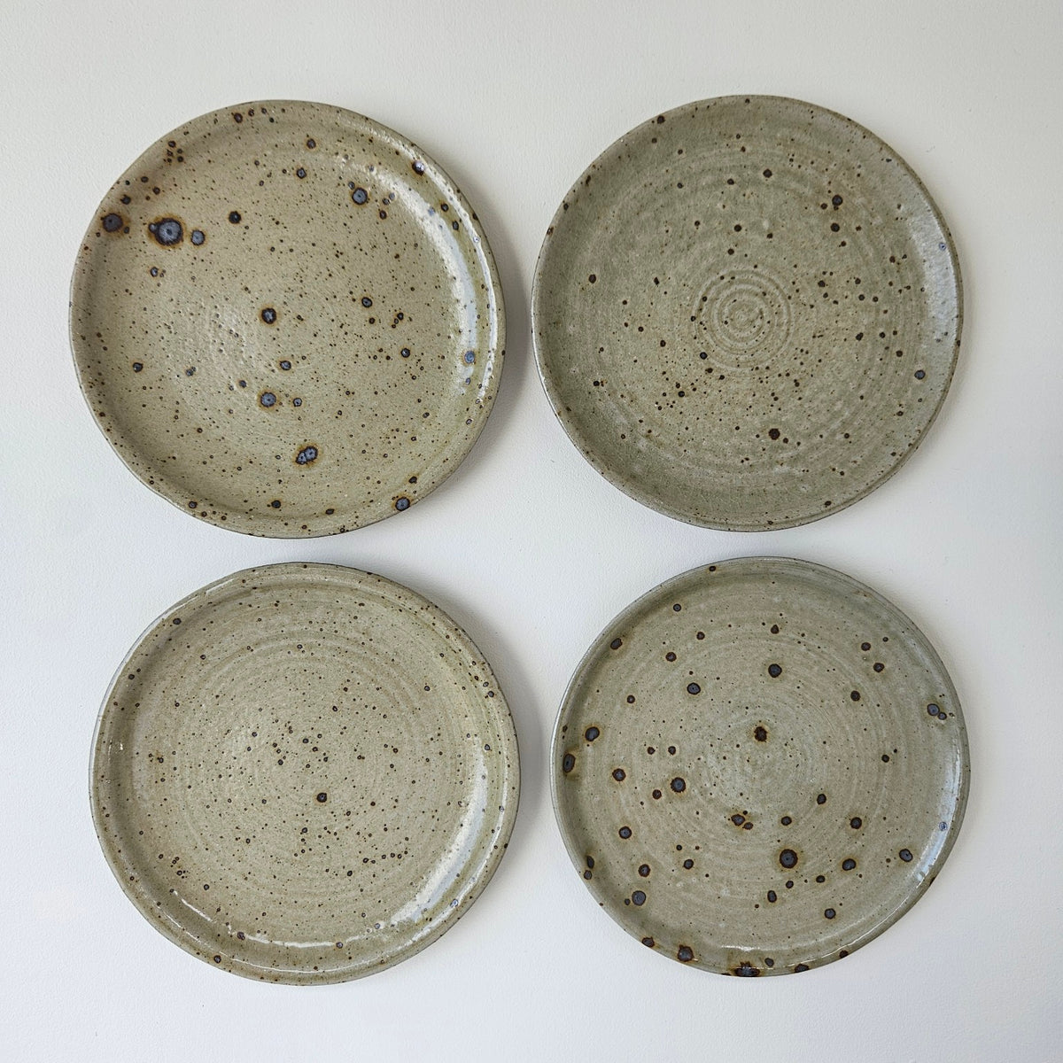 Ensemble de 8 petites assiettes en grès – Saint-Amand-en-Puysaye, fin du XXe s.