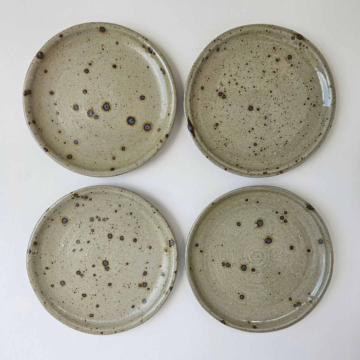 Ensemble de 8 petites assiettes en grès – Saint-Amand-en-Puysaye, fin du XXe s.