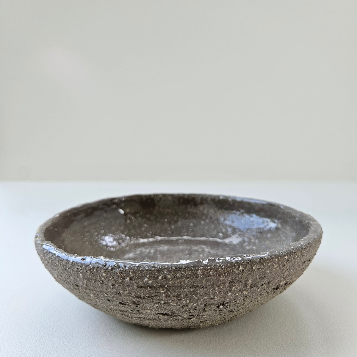 Petit plat creux en grès  – Guillaume Baudin – Eymoutiers, années 2020