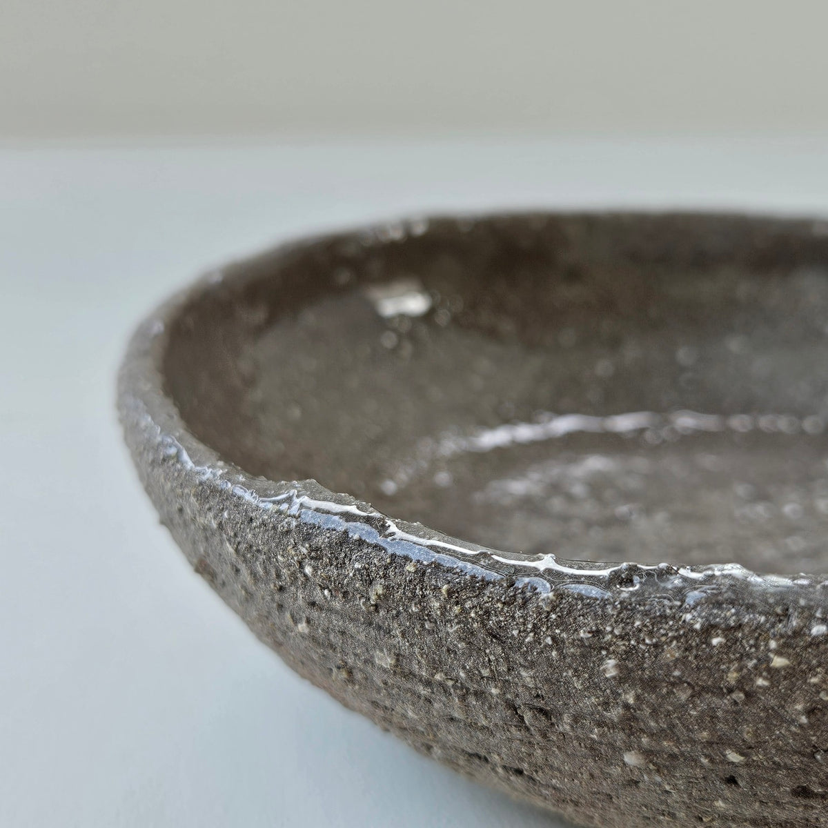 Petit plat creux en grès  – Guillaume Baudin – Eymoutiers, années 2020