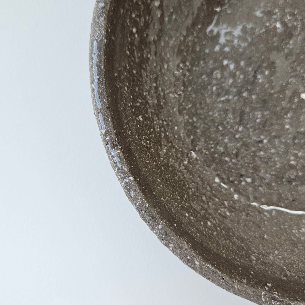Petit plat creux en grès  – Guillaume Baudin – Eymoutiers, années 2020