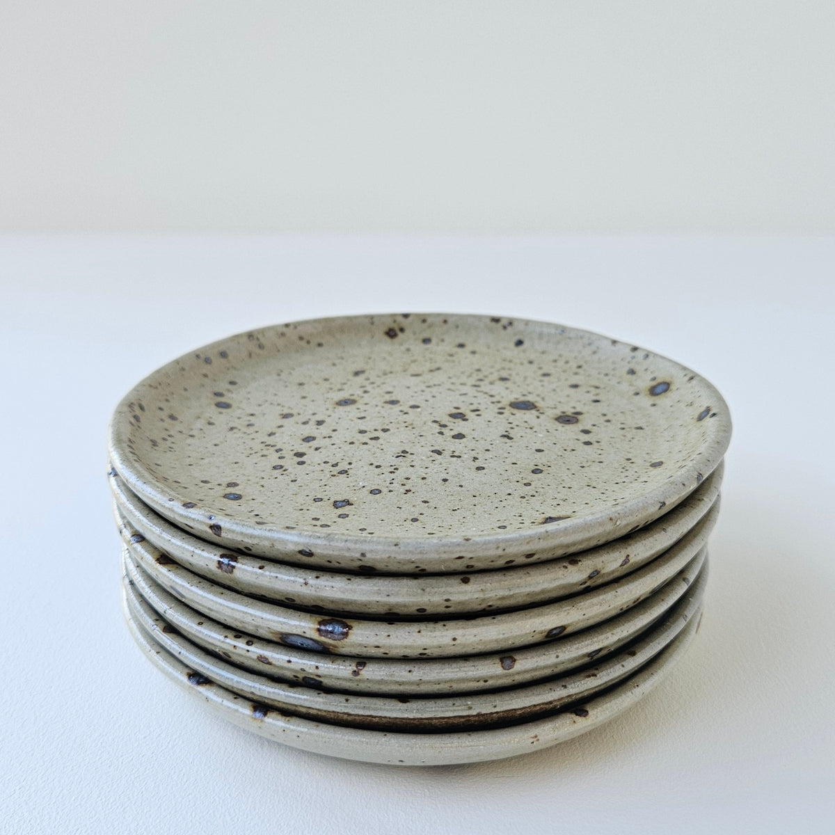 Ensemble de six petites assiettes en grès – Saint-Amand-en-Puysaye, fin du XXe s.