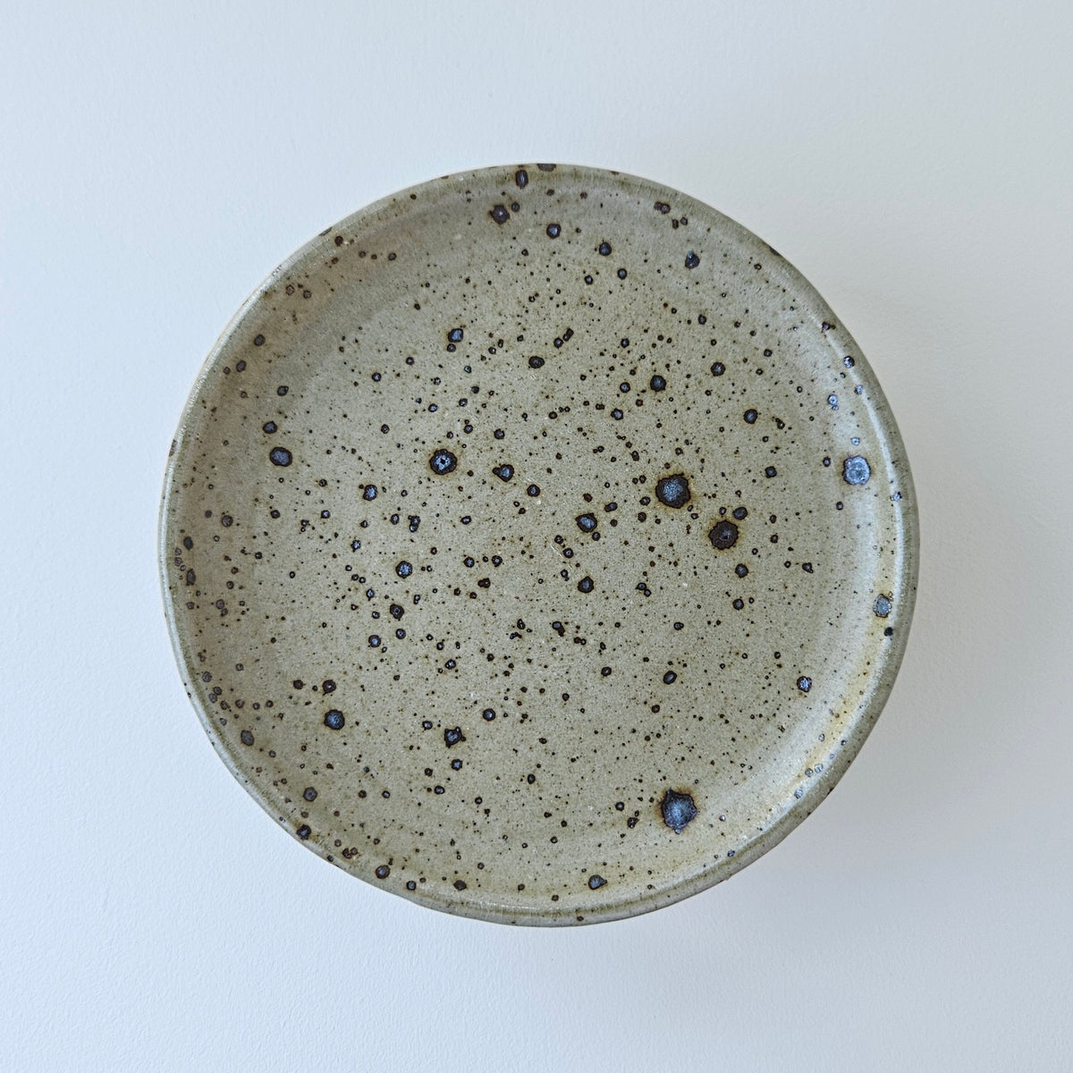 Ensemble de six petites assiettes en grès – Saint-Amand-en-Puysaye, fin du XXe s.