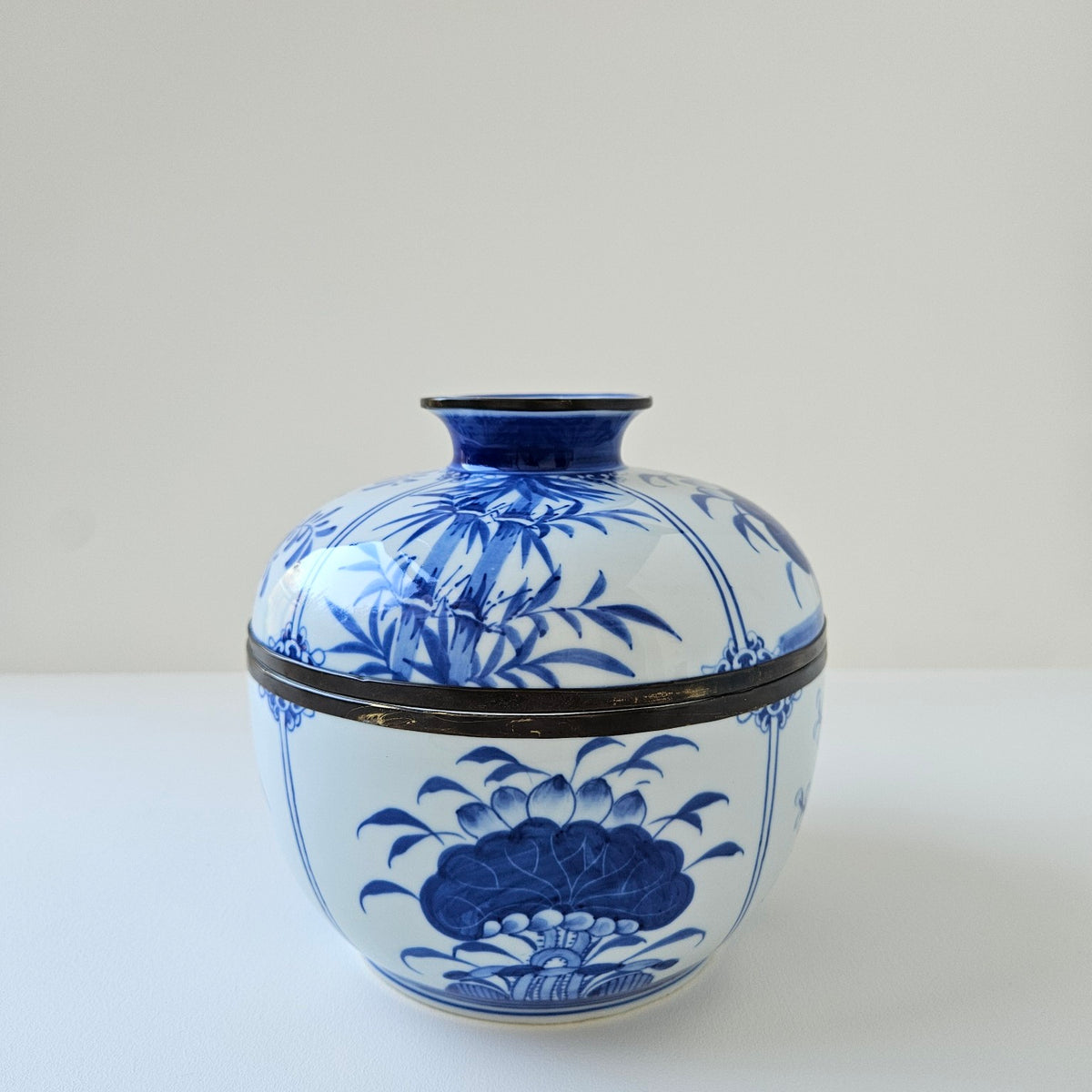 Pot couvert en porcelaine à décor bleu cobalt et blanc – Fin du XXe s.
