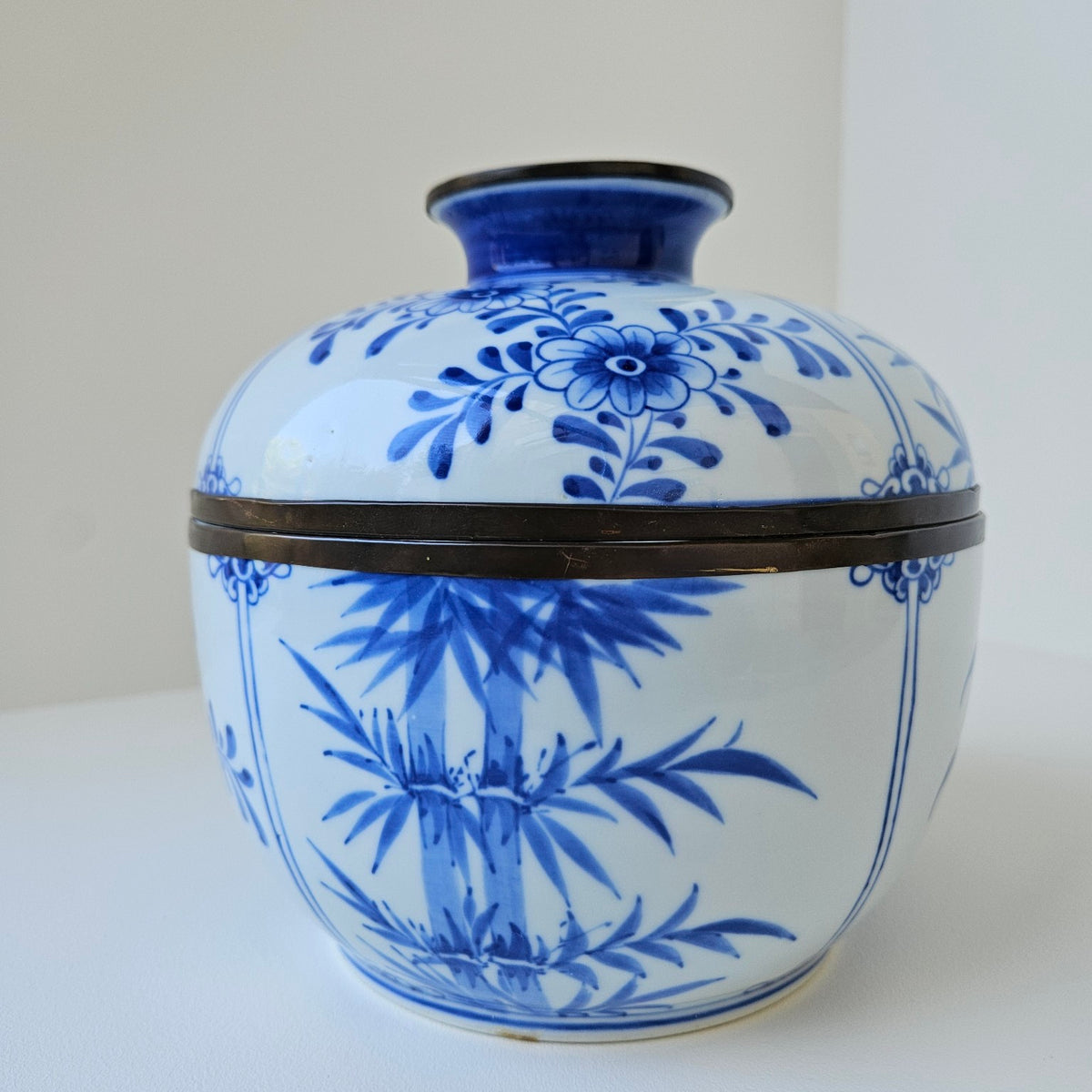 Pot couvert en porcelaine à décor bleu cobalt et blanc – Fin du XXe s.