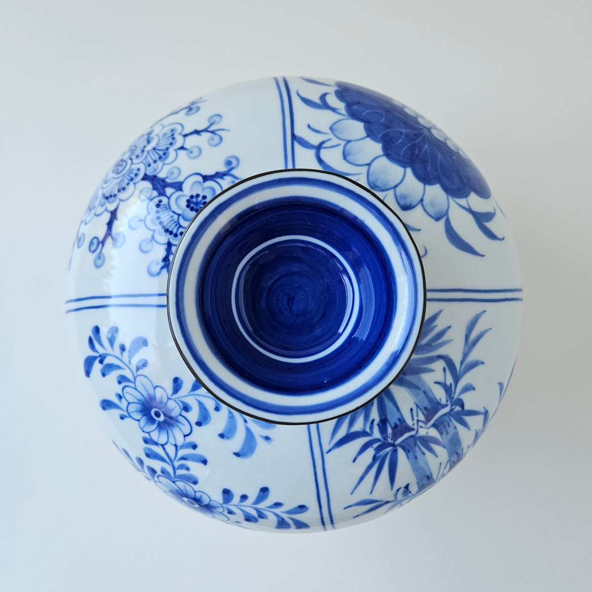 Pot couvert en porcelaine à décor bleu cobalt et blanc – Fin du XXe s.