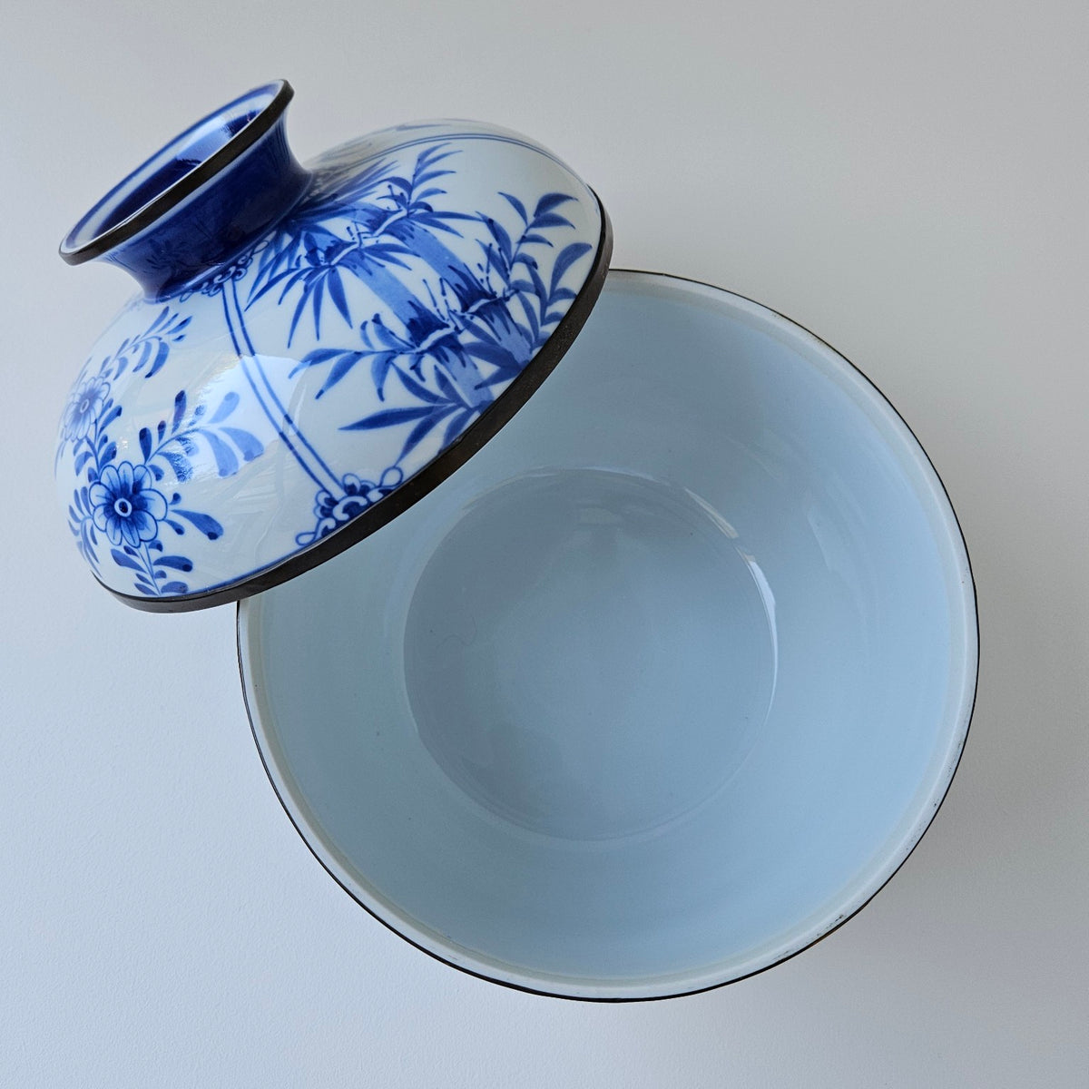Pot couvert en porcelaine à décor bleu cobalt et blanc – Fin du XXe s.