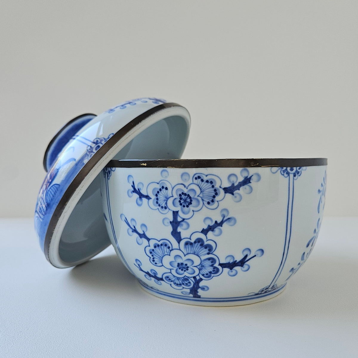 Pot couvert en porcelaine à décor bleu cobalt et blanc – Fin du XXe s.