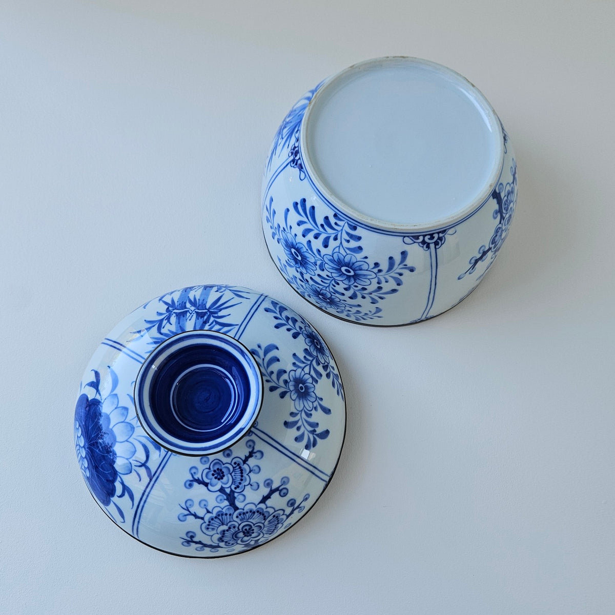 Pot couvert en porcelaine à décor bleu cobalt et blanc – Fin du XXe s.