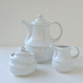 Service à thé en porcelaine blanche, trois pièces – 2e moitié du XXᵉ s.