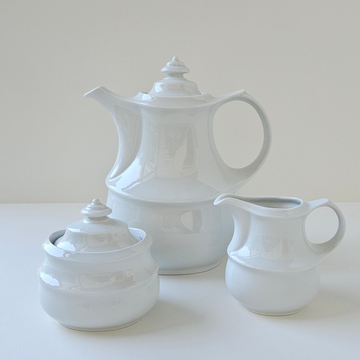 Service à thé en porcelaine blanche, trois pièces – 2e moitié du XXᵉ s.