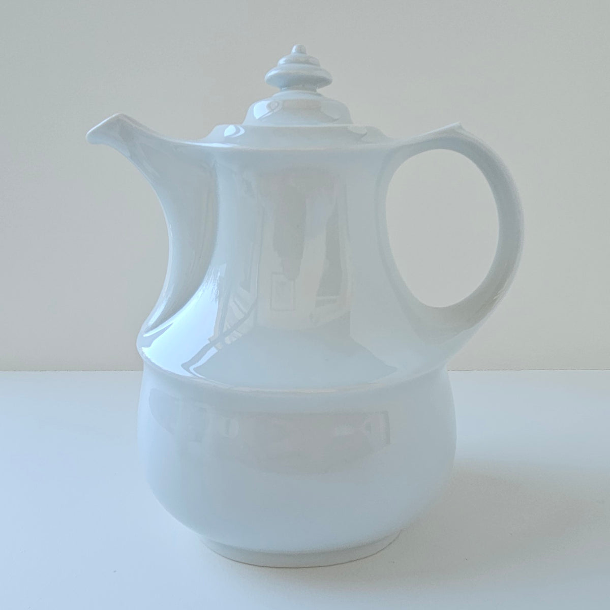 Service à thé en porcelaine blanche, trois pièces – 2e moitié du XXᵉ s.