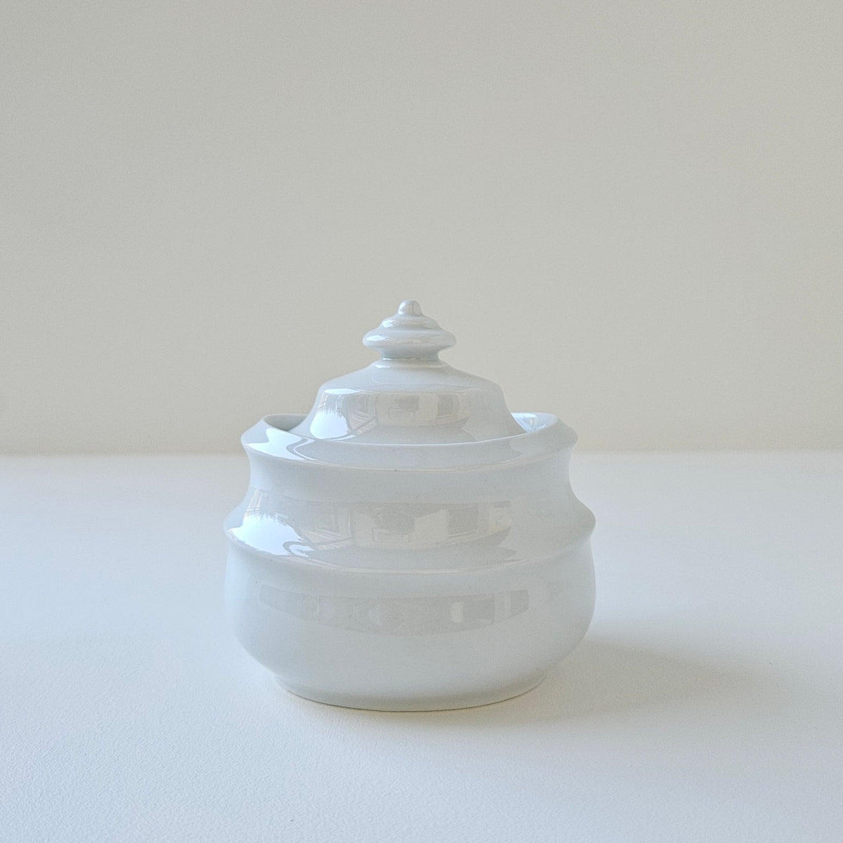 Service à thé en porcelaine blanche, trois pièces – 2e moitié du XXᵉ s.
