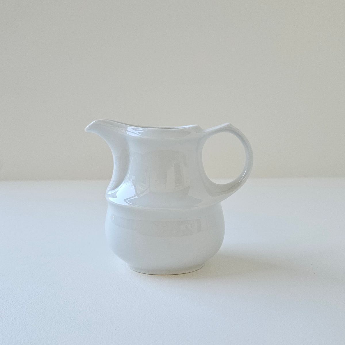 Service à thé en porcelaine blanche, trois pièces – 2e moitié du XXᵉ s.