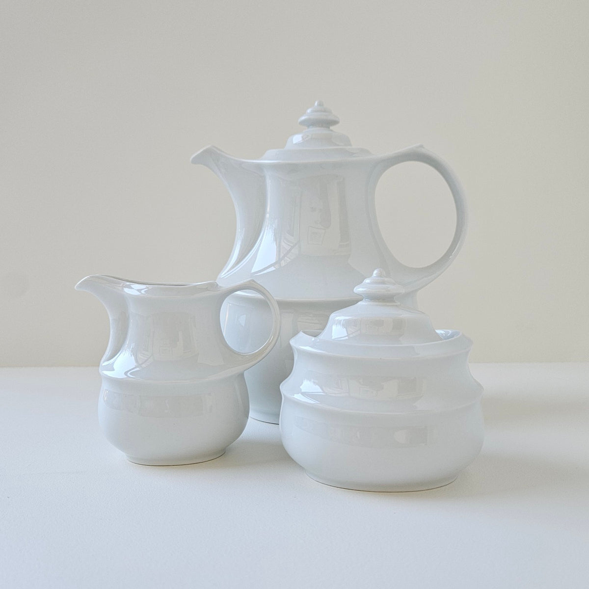 Service à thé en porcelaine blanche, trois pièces – 2e moitié du XXᵉ s.