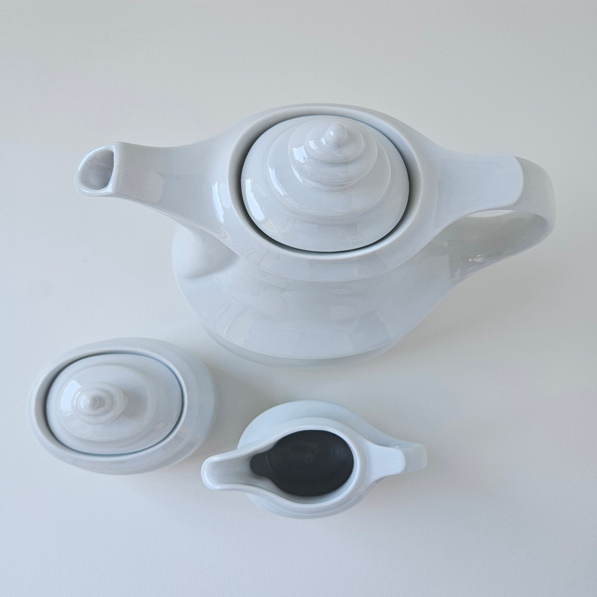 Service à thé en porcelaine blanche, trois pièces – 2e moitié du XXᵉ s.