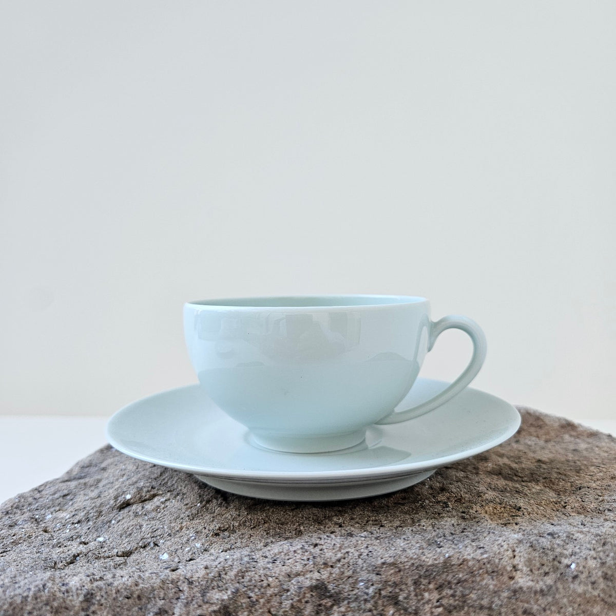 Tasse à thé en porcelaine céladon – Manufacture Haviland – Limoges, XXIe s.