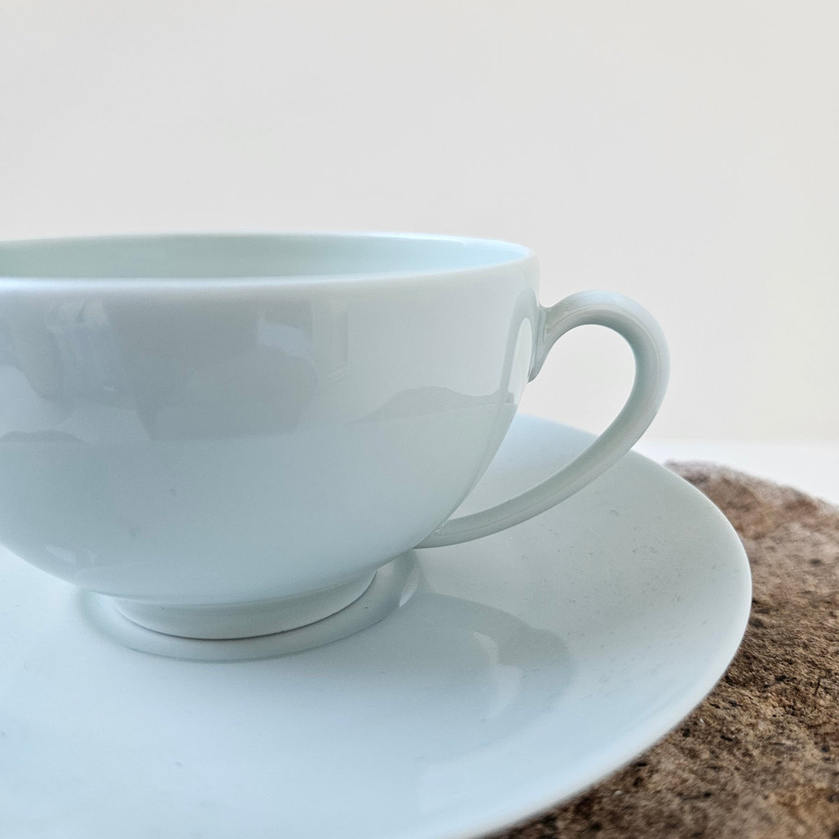 Tasse à thé en porcelaine céladon – Manufacture Haviland – Limoges, XXIe s.