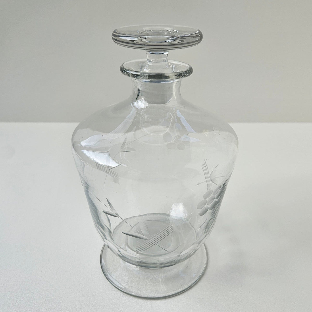 Carafe à liqueur en verre gravé – France, v. 1950