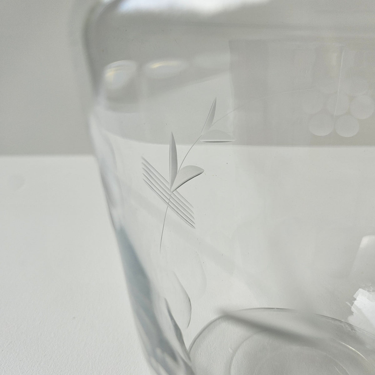 Carafe à liqueur en verre gravé – France, v. 1950