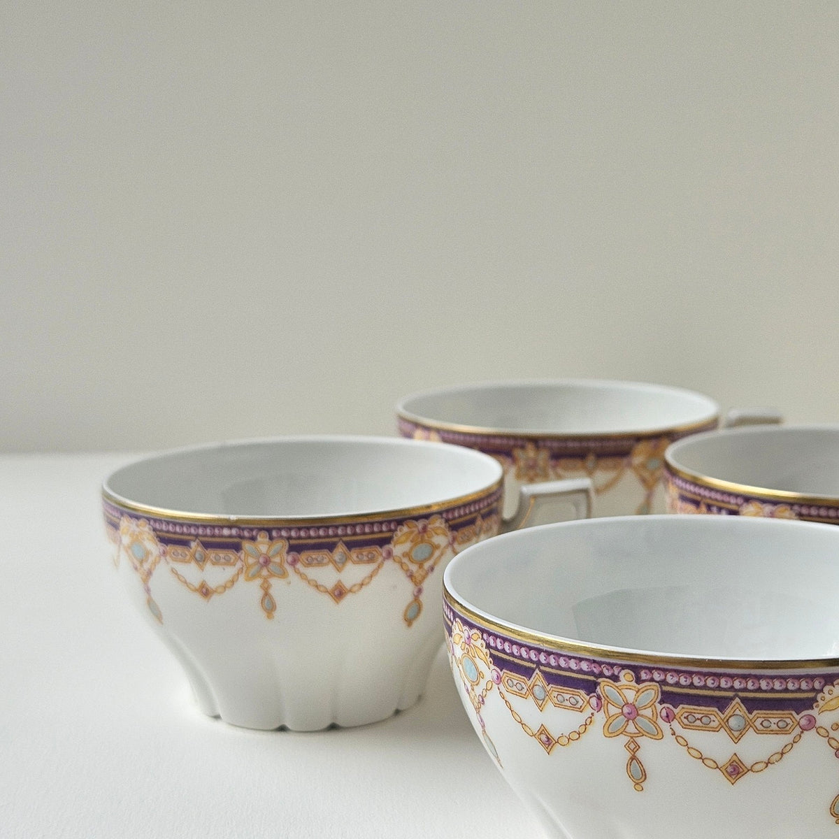 Quatre tasses à thé – Manufacture La Porcelaine Limousine – Limoges, v. 1910