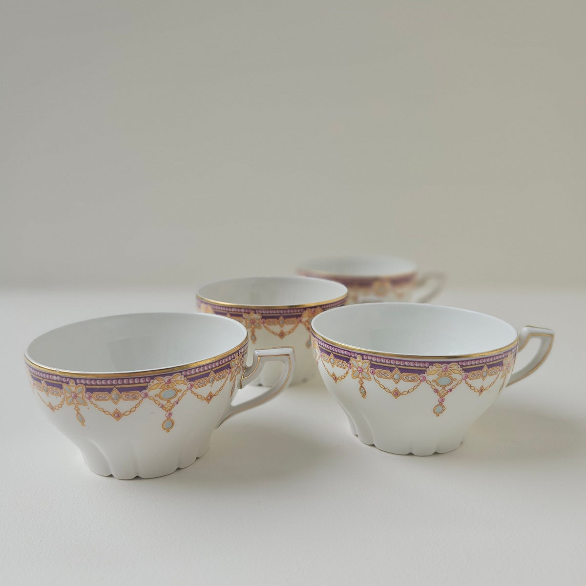 Quatre tasses à thé – Manufacture La Porcelaine Limousine – Limoges, v. 1910