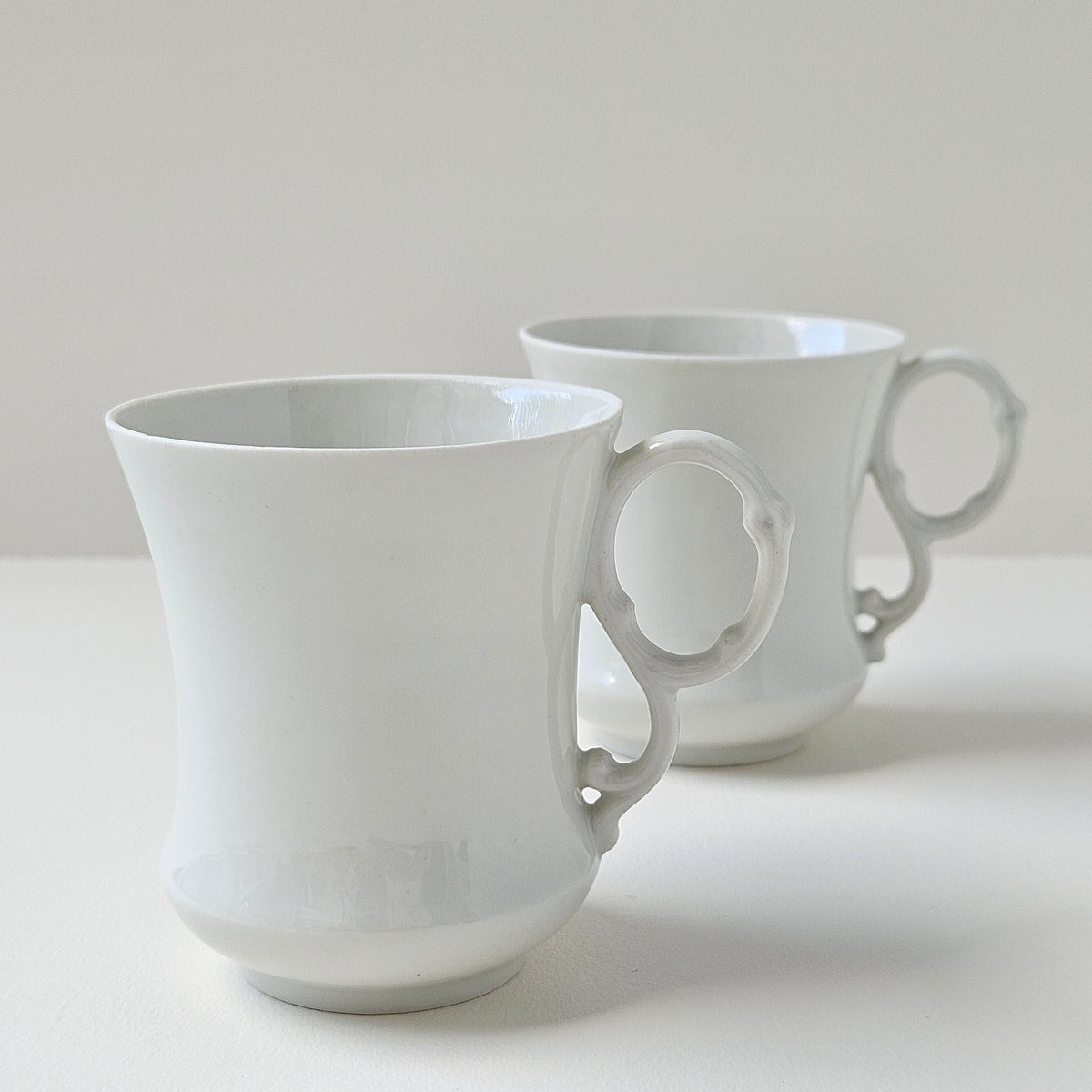 Paire de tasses à café – Manufacture Bernardaud – Limoges, 1re moitié du XXᵉ s.